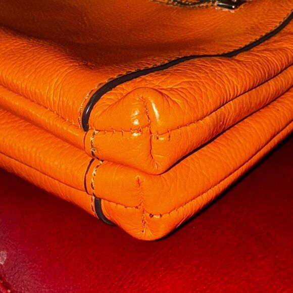 π§‘β Bright Rich Orange Pebbled Leather Crossbody Bag π§‘
Lots of pockets - Picture 6 of 16